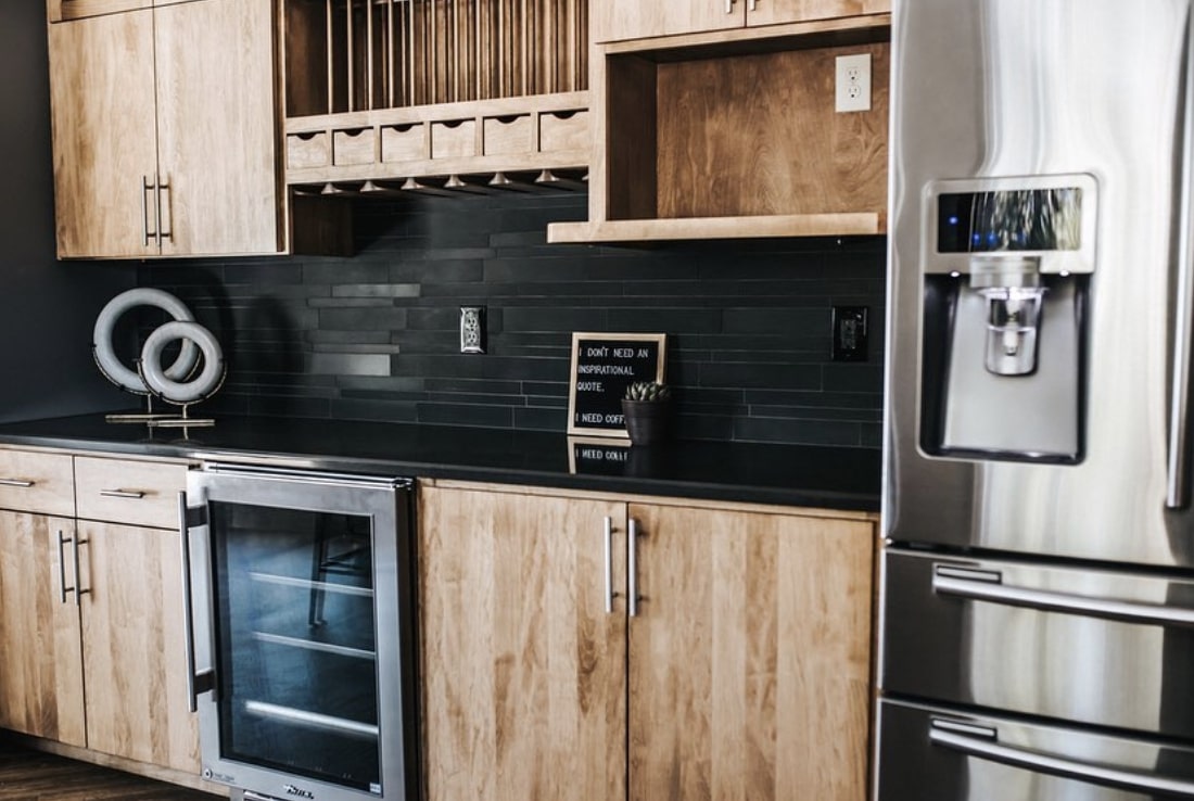 Norstone Ebony Lynia Interlocking Natural Stone Tile featured on a kitchen backsplash project in Spokane, WA